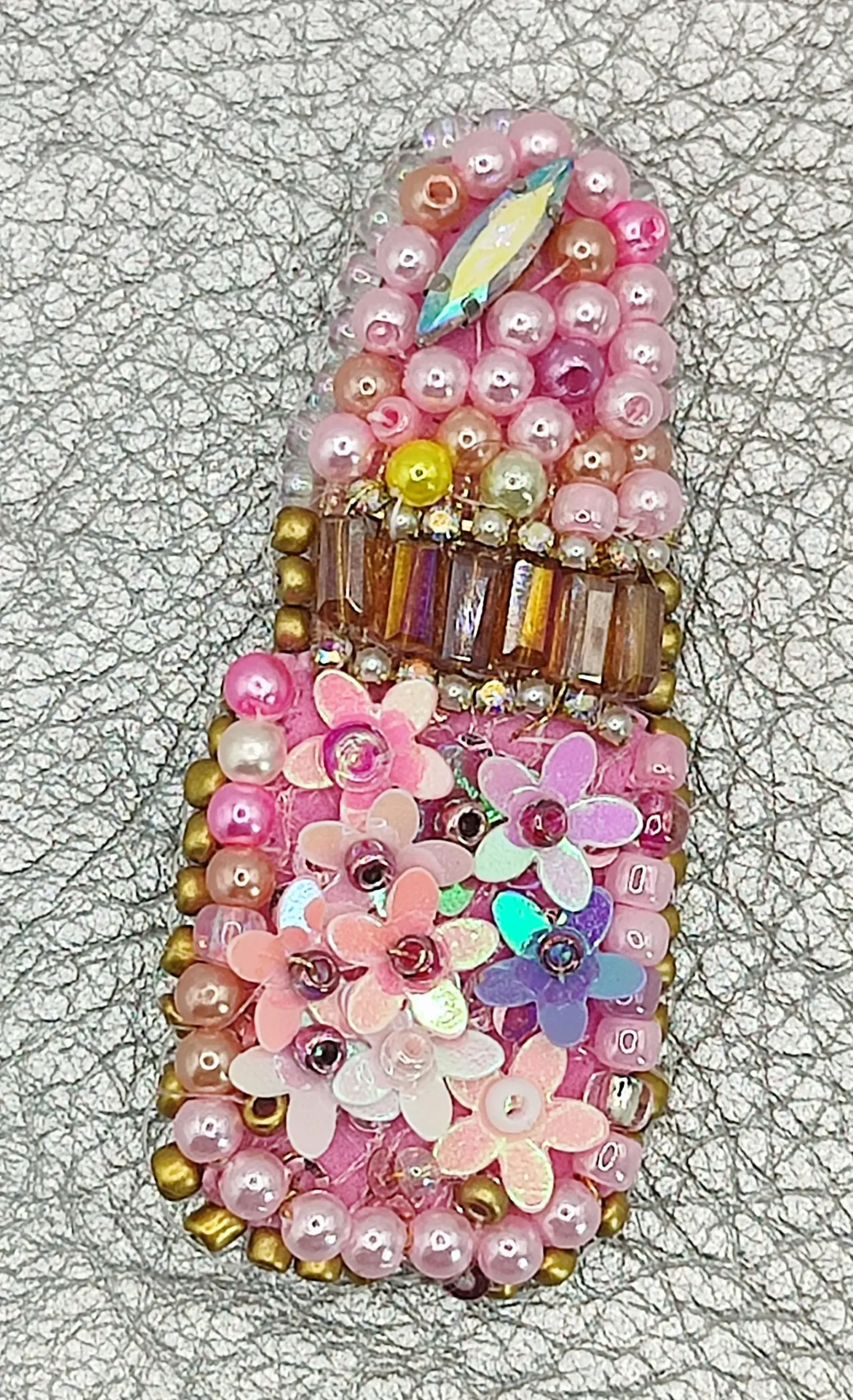 Brooch Lipstick - Pink color